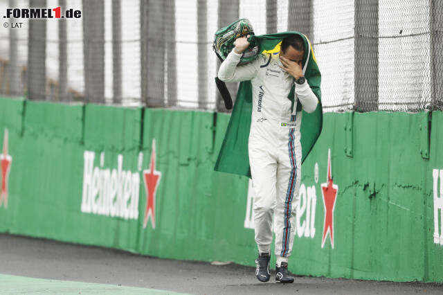 Foto zur News: Während das Safety-Car seine Runden dreht, bekommt Massa seinen großen TV-Abschied: Eingewickelt in eine brasilianische Flagge und unter Tränen kommt er an die Box, wo ihm die Mechaniker der anderen Teams Spalier stehen - bis zur Umarmung mit Ehefrau Raffaela und Sohn Felipe jun. Ein Hollywood-Moment!