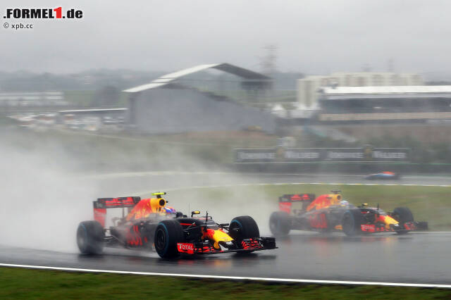 Foto zur News: "Wenn es so bleibt, warten wir nur auf einen Crash", warnt Verstappen, wechselt auf Full-Wets und fällt auf Platz 16 zurück. Ricciardo ist eines der ersten Opfer seiner furiosen Schlussphase. Es folgen Hülkenberg, Vettel (mit hartem Manöver in der letzten Kurve) und Perez, den er im Infield mit einem unglaublichen Angriff überrumpelt.