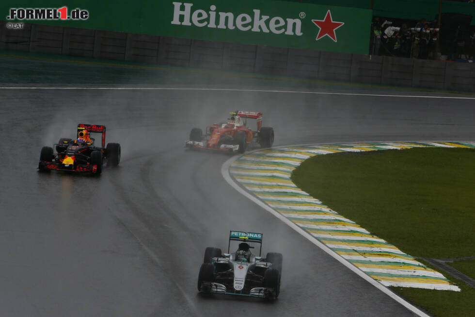 Foto zur News: Max Verstappen hingegen zeigt nach der Startfreigabe sein erstes von vielen tollen Manövern und schnappt sich Räikkönen vor dem Senna-S mit einem perfekt vorgetragenen Angriff. Fast zeitgleich wechseln Kevin Magnussen und Jenson Button auf Intermediates - ein Risiko, das die Topfahrer (noch) nicht eingehen.