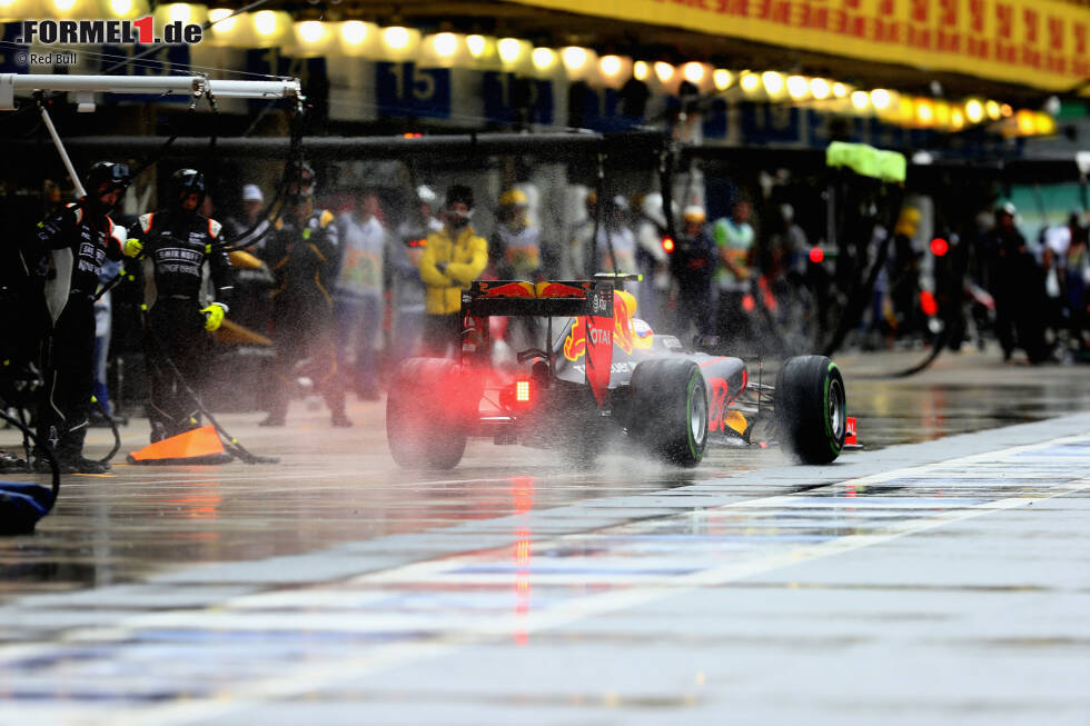 Foto zur News: Die Red Bulls schon - mit Folgen: Verstappen geht die Einfahrt in die Boxengasse gerade noch durch, bei Daniel Ricciardo ist sie schon gesperrt. Die Fünf-Sekunden-Strafe muss er beim nächsten Reifenwechsel absitzen. Die Intermediates sehen für Red Bull zunächst nach einem Goldgriff aus. Aber dann nimmt der Regen wieder zu.