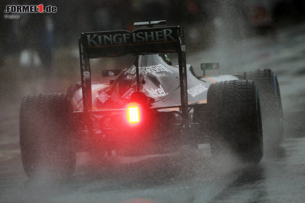 Foto zur News: Brasilien-Spezialist Nico Hülkenberg liegt an vierter Stelle, über zwei Sekunden vor Sergio Perez, der am Ende nur knapp am Podium vorbeischrammen sollte. Aber mit dem Podium wird&#039;s wieder nichts: Zuerst trifft ihn ein Wrackteil von Räikkönens Ferrari, dann muss er mit Reifenschaden zum denkbar ungünstigsten Zeitpunkt an die Box.