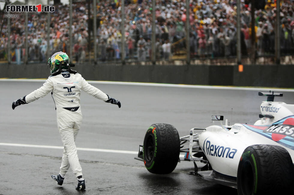 Foto zur News: Nach 46 Runden ist für Lokalmatador Felipe Massa an 16. Stelle liegend Endstation. Der Brasilianer zockt im letzten Heimrennen seiner Karriere mit Intermediates - und fliegt an der gleichen Stelle wie zuvor schon Ericsson ab.