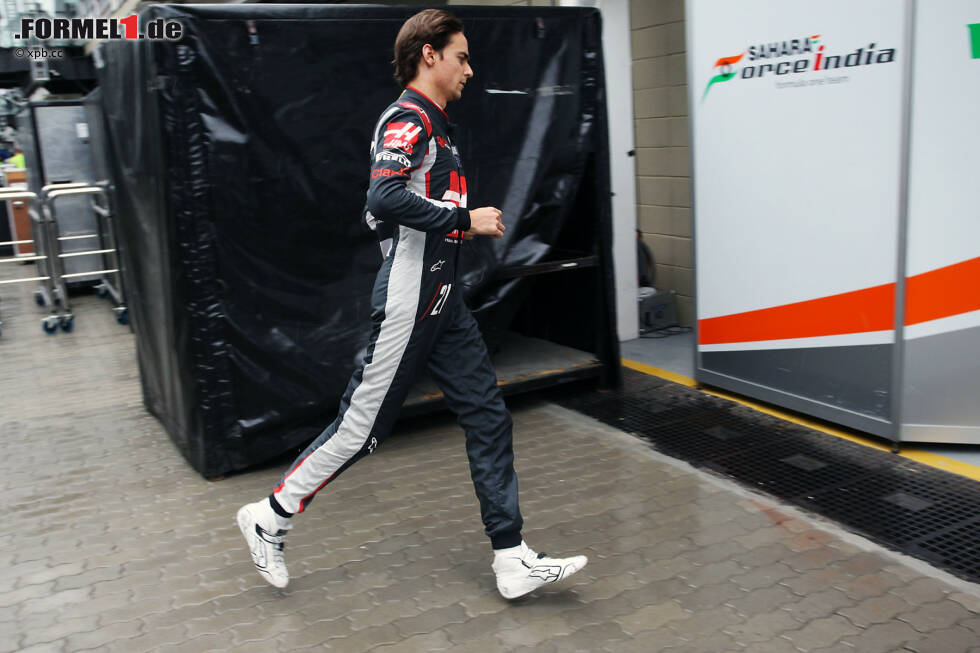 Foto zur News: Nächstes Drama bei Haas: Esteban Gutierrez, frisch gefeuert, verkraftet nicht, dass ihn das Team wegen Verdachts auf einen Hybrid-Defekt aus dem Rennen nimmt. Fuchsteufelswild schleudert er seine Handschuhe auf die Werkzeugbank und gerät beinahe mit Technikchef Günther Steiner aneinander.