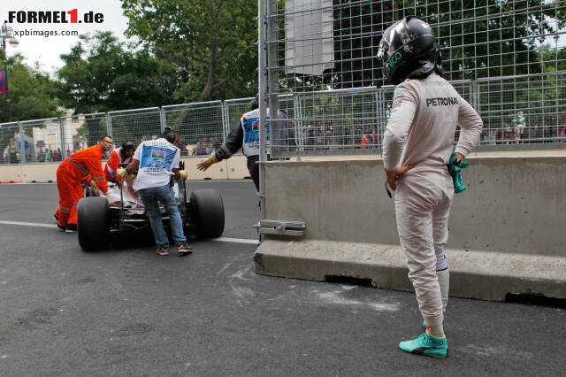 Foto zur News: Bei Nico Rosberg streikte am Nachmittag eine Hybridkomponente im Auto, bei Kimi Räikkönen versagte ein Altgetriebe den Dienst. Beides blieb folgenlos. Ferrari lahmte, doch Sebastian Vettel machte der Scuderia Mut: "Das ist nicht schön aber das können wir uns teilweise erklären. Da muss man sich nicht zu große Sorgen machen."