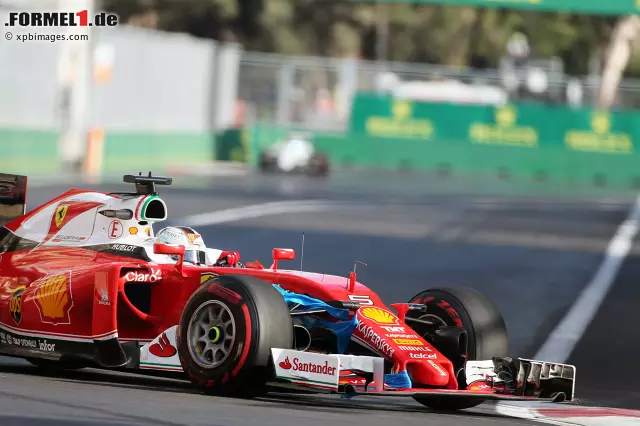 Foto zur News: Vettel schnappte sich Ricciardo in Runde sechs mit einem lockeren DRS-Überholmanöver und eroberte Rang zwei: Nur eine Rochade mit dem auf anderer Strategie fahrenden und bereitwillig den Weg freigebenden Räikkönen sorgte für Action. Und eine aufgesammelte Plastikplane. "Hier ist so viel Dreck, das kann in die Hose gehen", schimpfte er.