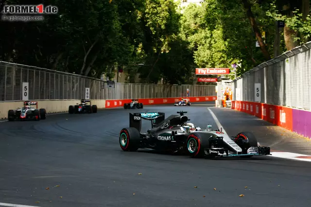 Foto zur News: Dass Lewis Hamilton nach einem ersten Stint mit einigen Überholmanövern im Mittelfeld versauerte, hatte damit zu tun, dass er gegen Rennhalbzeit mit einem Problem am Hybridantrieb seines Mercedes kämpfte. Das Auto rief nicht mehr das Maximum an zur Verfügung stehender Energie ab. Er wusste das Problem nicht mit Knöpfchen Drücken zu lösen.