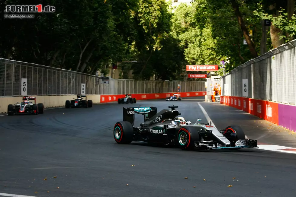 Foto zur News: Dass Lewis Hamilton nach einem ersten Stint mit einigen Überholmanövern im Mittelfeld versauerte, hatte damit zu tun, dass er gegen Rennhalbzeit mit einem Problem am Hybridantrieb seines Mercedes kämpfte. Das Auto rief nicht mehr das Maximum an zur Verfügung stehender Energie ab. Er wusste das Problem nicht mit Knöpfchen Drücken zu lösen.