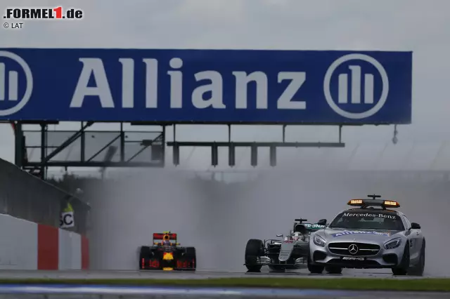 Foto zur News: War das wirklich nötig? Obwohl der Regenschauer kurz vor dem Start bereits aufgehört hat, startet FIA-Rennleiter Charlie Whiting den Grand Prix hinter dem Safety-Car. Bevor Bernd Mayländer damit zurück an die Box fährt und das Rennen freigibt, kracht ihm Hamilton beinahe hinten rein. "Das Safety-Car war viel zu langsam", sagt er.