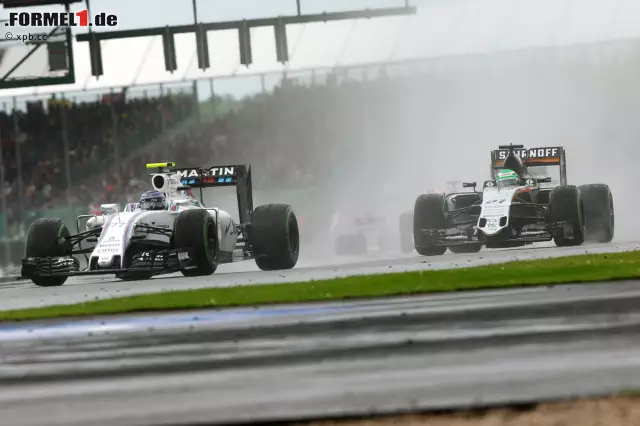 Foto zur News: Nico Hülkenberg fightet mit Valtteri Bottas, dessen Williams im Regen eine einzige Katastrophe ist, um Platz neun. Am Ende wird der Force-India-Pilot Siebter, wieder einmal 0,8 Sekunden hinter seinem Teamkollegen Sergio Perez. Williams geht beim Heimrennen in Silverstone komplett leer aus. Eine Riesenenttäuschung.