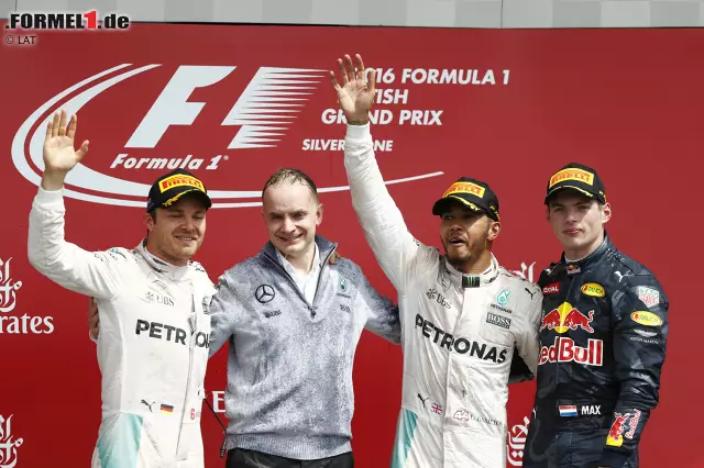 Foto zur News: So oder so: "Lewis war heute einfach besser", gibt er zu, dass ohnehin nicht mehr als der zweite Platz drin gewesen wäre. Auf dem Podium macht Rosberg gute Miene zum bösen Spiel. Im Parc ferme und im Podium-Room würdigen sich die beiden Mercedes-Streithähne aber keines Blickes. Die WM bleibt spannungsgeladen!