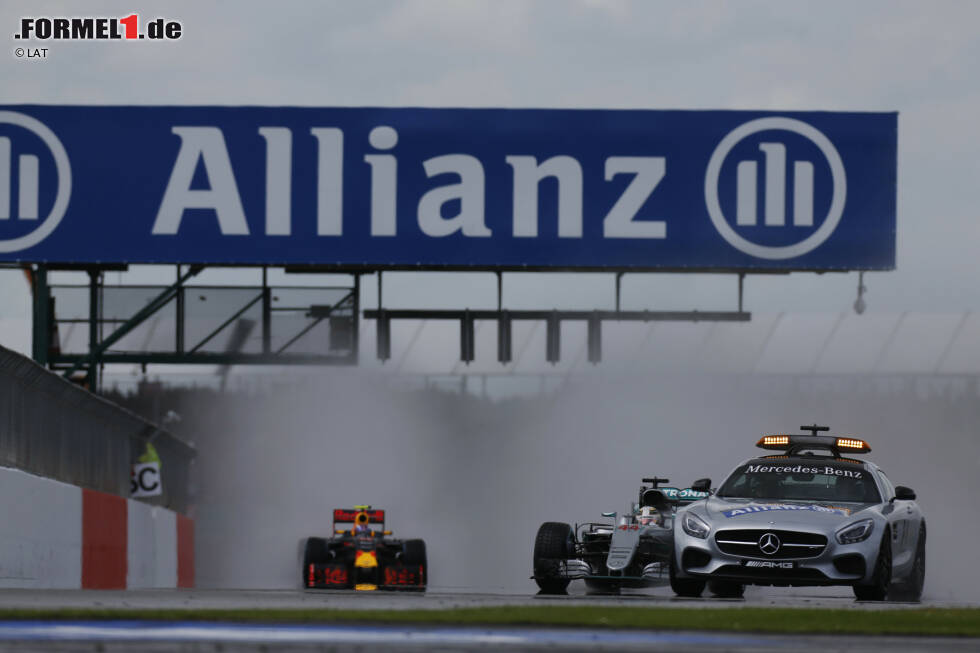 Foto zur News: War das wirklich nötig? Obwohl der Regenschauer kurz vor dem Start bereits aufgehört hat, startet FIA-Rennleiter Charlie Whiting den Grand Prix hinter dem Safety-Car. Bevor Bernd Mayländer damit zurück an die Box fährt und das Rennen freigibt, kracht ihm Hamilton beinahe hinten rein. &quot;Das Safety-Car war viel zu langsam&quot;, sagt er.