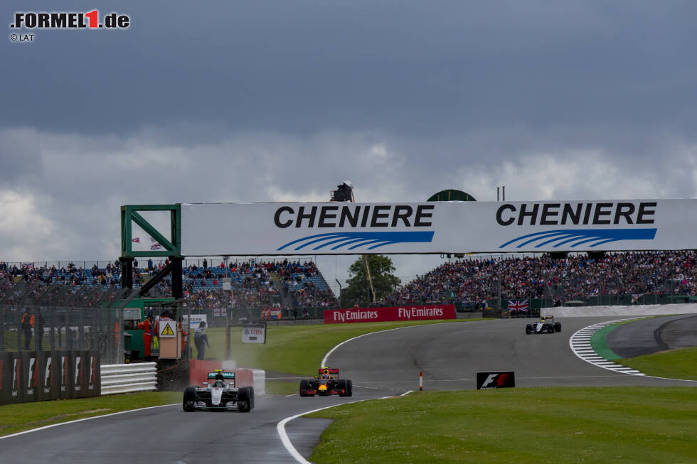 Foto zur News: Die ersten Fahrer wechseln sofort nach der Safety-Car-Phase von Regenreifen auf Intermediates. Als Rosberg (Doppelstopp in gleicher Runde wie der Teamkollege) und Verstappen in Runde sieben reinkommen, hat Hamilton an der Spitze schon 6,4 Sekunden Vorsprung. Wie in Monaco 2016: Im Regen ist der Weltmeister eine Klasse für sich.