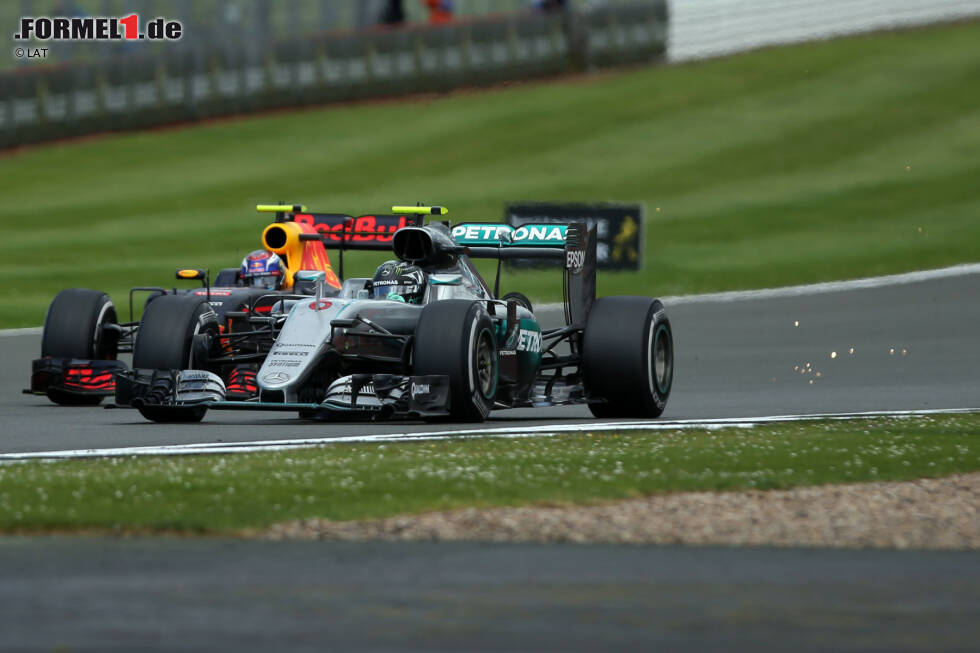 Foto zur News: Als die Strecke nach und nach abtrocknet, gewinnt Rosberg im Duell um Platz zwei wieder Oberwasser. In der 38. von 52 Runden klappt&#039;s dann endlich mit dem Gegen-Überholmanöver. Was man da noch nicht wissen kann: Der Zweikampf ist damit noch nicht entschieden.