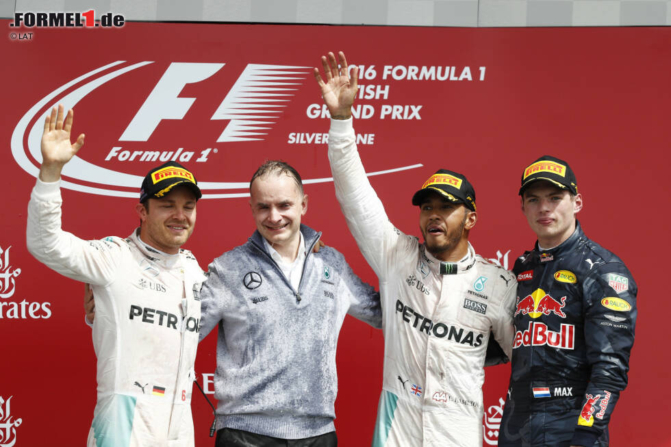 Foto zur News: So oder so: &quot;Lewis war heute einfach besser&quot;, gibt er zu, dass ohnehin nicht mehr als der zweite Platz drin gewesen wäre. Auf dem Podium macht Rosberg gute Miene zum bösen Spiel. Im Parc ferme und im Podium-Room würdigen sich die beiden Mercedes-Streithähne aber keines Blickes. Die WM bleibt spannungsgeladen!