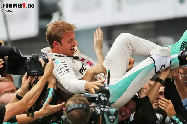 Foto zur News: ...jubeln! Nico Rosberg gewinnt zum ersten Mal in Monza, stellt nach Saisonsiegen gegen Lewis Hamilton auf 7:6 und kommt in der WM wieder bis auf zwei Punkte heran. Dass er eigentlich das ganze Wochenende der langsamere Mercedes-Fahrer ist, rückt da in den Hintergrund.