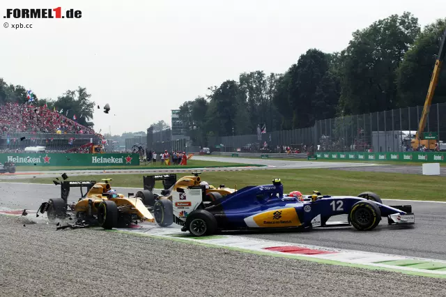 Foto zur News: Im Kampf um Platz 14 kollidieren in Runde zwei Felipe Nasr und Jolyon Palmer. Für die FIA-Kommissare und den Rest der Welt ist der Fall sonnenklar: Nasrs Schuld, zehn Sekunden Strafe. Für Sauber-Teamchefin Monisha Kaltenborn nicht: "Unverständlich. Ein unverschuldeter Unfall." Letztendlich scheiden beide aus.