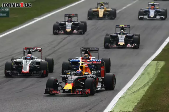 Foto zur News: Indes macht Verstappen seinen verpatzten Start nach und nach wieder wett und greift sich erst Wehrlein, dann Nico Hülkenberg und Fernando Alonso. Felipe Massa (P8) wird ihm durch den Strategie-Undercut "geschenkt".