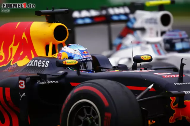 Foto zur News: In einem ansonsten vor sich hin plätschernden Grand Prix sorgt Ricciardo für ein spannendes Finish, als er mit frischeren und weicheren Reifen Jagd auf Bottas macht und den Williams in Runde 47 von 53 tatsächlich packt. Der Überraschungsangriff in der Rettifilo ist das Manöver des Tages.