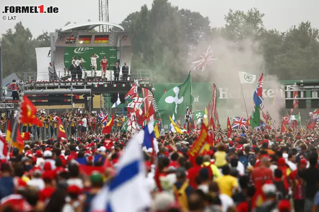 Foto zur News: Sieger Rosberg heizt mit "White-Stripes"-Sprechchören die Tifosi an, spricht auf Italienisch zu ihnen - eine Bewerbung als zukünftiger Ferrari-Pilot? Der Jubel gilt natürlich Vettel, der im zweiten Ferrari-Jahr zum zweiten Mal auf dem Podium steht. Und dem viertplatzierten Räikkönen. Hamiltons Lächeln wirkt eher aufgesetzt.