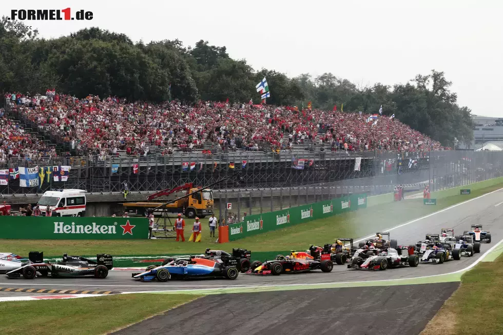 Foto zur News: Neben Hamilton verschläft auch Max Verstappen den Start. Der Niederländer fällt von P7 auf P12 zurück - und liegt damit hinter Raketenstarter Pascal Wehrlein im Manor, der kurzzeitig sensationell an elfter Stelle fährt.