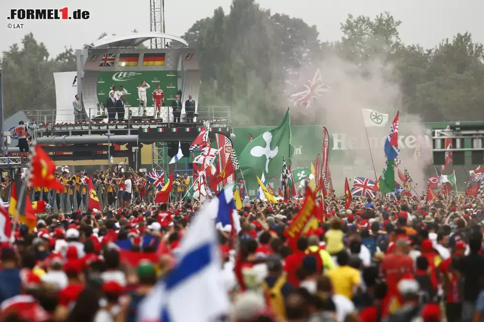 Foto zur News: Sieger Rosberg heizt mit &quot;White-Stripes&quot;-Sprechchören die Tifosi an, spricht auf Italienisch zu ihnen - eine Bewerbung als zukünftiger Ferrari-Pilot? Der Jubel gilt natürlich Vettel, der im zweiten Ferrari-Jahr zum zweiten Mal auf dem Podium steht. Und dem viertplatzierten Räikkönen. Hamiltons Lächeln wirkt eher aufgesetzt.