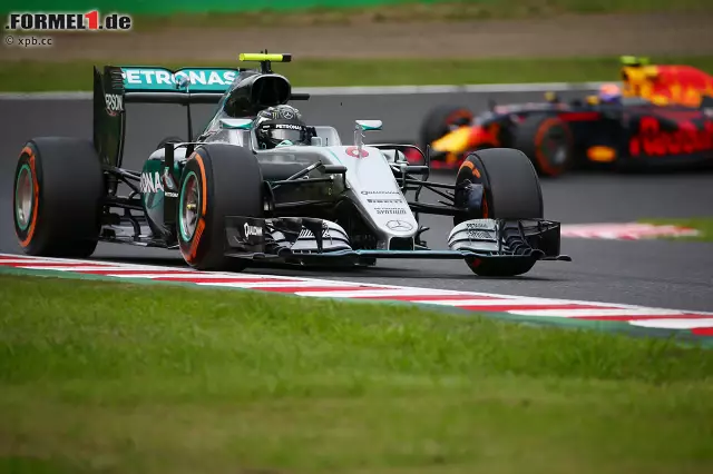 Foto zur News: Für den läuft's wie am Schnürchen: Bis Verstappen in der zehnten Runde von Soft auf Hard wechselt (Doppelstopp bei Red Bull), baut Rosberg 5,9 Sekunden Vorsprung auf. Verstappen dreht zwei schnelle Runden, bis auch der Leader wechselt, und kommt bis auf 2,0 Sekunden heran. Aber Rosberg kann das Tempo erhöhen, wann immer er möchte.