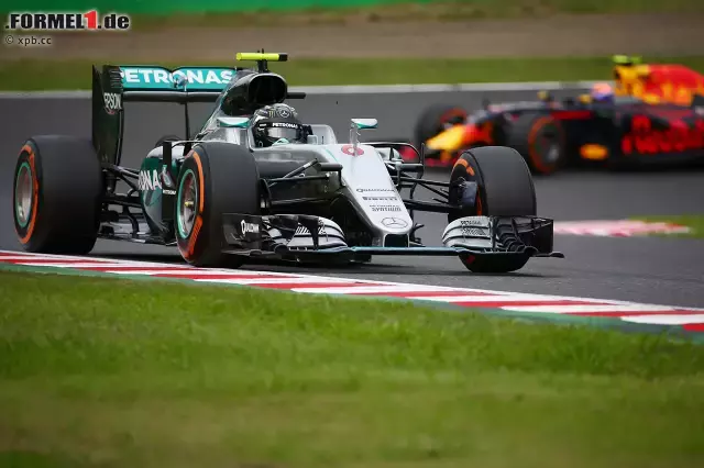 Foto zur News: Für den läuft's wie am Schnürchen: Bis Verstappen in der zehnten Runde von Soft auf Hard wechselt (Doppelstopp bei Red Bull), baut Rosberg 5,9 Sekunden Vorsprung auf. Verstappen dreht zwei schnelle Runden, bis auch der Leader wechselt, und kommt bis auf 2,0 Sekunden heran. Aber Rosberg kann das Tempo erhöhen, wann immer er möchte.