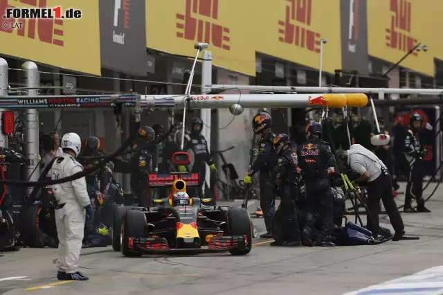 Foto zur News: Bei Malaysia-Sieger Ricciardo läuft diesmal einiges schief. Zuerst steckt er nach dem Stopp hinter dem Ericsson-Sauber fest, was zwei Sekunden kostet. Dann rutscht er in der Spoon-Kurve von der Strecke und lässt noch einmal drei Sekunden liegen. Und auch der zweite Boxenstopp klappt nicht ganz. Am Ende wird er Sechster.