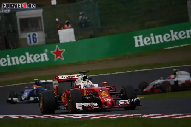 Foto zur News: Das Duell um P3: Zwischen Runde 28 und Runde 33 verkürzt Hamilton seinen Rückstand auf Vettel von 9,1 auf 3,7 Sekunden. Vettel tobt am Boxenfunk über das "lächerliche" Verhalten einiger Nachzügler bei blauen Flaggen. Am lautesten beschimpft er Pascal Wehrlein (Manor). Dabei ist der mit dem 22. und letzten Platz genug gestraft.