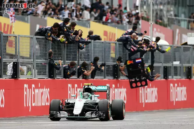 Foto zur News: Rosberg juckt das alles nicht: Er gewinnt den erst siebten Grand Prix der Formel-1-Geschichte, bei dem alle gestarteten Autos ins Ziel kommen, souverän mit 5,0 Sekunden Vorsprung auf Verstappen. Noch nie zuvor ist ein Fahrer mit neun Saisonsiegen nicht Weltmeister geworden. Jetzt reichen schon zweite Plätze zum Titelgewinn.