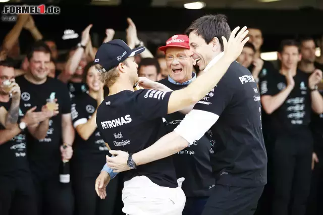 Foto zur News: Und Mercedes darf endlich die Weltmeister-T-Shirts auspacken, die man schon für Malaysia gedruckt hat. Nach Hause geht's "im Dreier": Hamilton, Niki Lauda und Toto Wolff teilen sich einen Privatjet. "Sagt's nicht meiner Frau, die würde das nicht so gern hören", entschuldigt Wolff seine Wortwahl. Und Rosberg? Der fliegt lieber Linie...