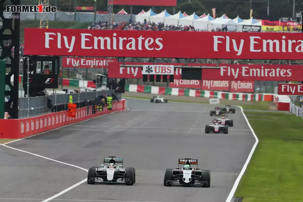 Foto zur News: In der siebten Runde wird Hülkenberg auch von Hamilton überholt, der sich in der Anfangsphase schwer tut, sich rasch nach vorne zu kämpfen. In der 130R macht der Weltmeister noch einen Rückzieher, bei Start und Ziel drückt er dann einfach DRS. Rückstand auf Spitzenreiter Rosberg: 16,3 Sekunden.