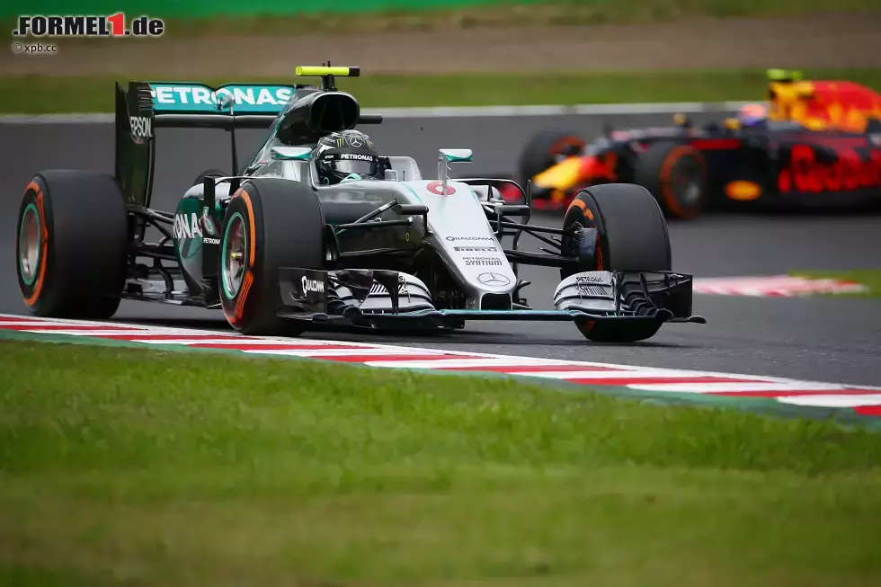 Foto zur News: Für den läuft&#039;s wie am Schnürchen: Bis Verstappen in der zehnten Runde von Soft auf Hard wechselt (Doppelstopp bei Red Bull), baut Rosberg 5,9 Sekunden Vorsprung auf. Verstappen dreht zwei schnelle Runden, bis auch der Leader wechselt, und kommt bis auf 2,0 Sekunden heran. Aber Rosberg kann das Tempo erhöhen, wann immer er möchte.