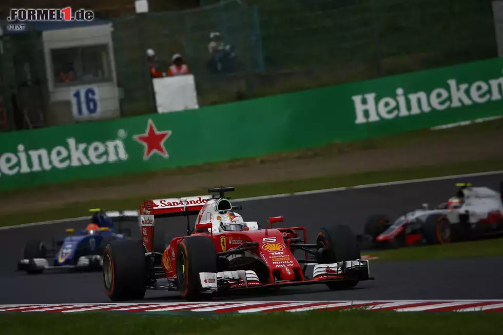 Foto zur News: Das Duell um P3: Zwischen Runde 28 und Runde 33 verkürzt Hamilton seinen Rückstand auf Vettel von 9,1 auf 3,7 Sekunden. Vettel tobt am Boxenfunk über das &quot;lächerliche&quot; Verhalten einiger Nachzügler bei blauen Flaggen. Am lautesten beschimpft er Pascal Wehrlein (Manor). Dabei ist der mit dem 22. und letzten Platz genug gestraft.