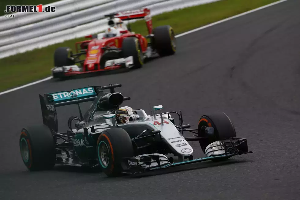 Foto zur News: Als Rosberg und Verstappen an die Box kommen, übernimmt Vettel kurzzeitig die Führung. Hamilton wechselt in Runde 33 von Hard auf Hard, Vettel in Runde 34 von Hard auf Soft. Er kommt 1,8 Sekunden hinter dem Mercedes wieder auf die Strecke - und kann seinen anfänglichen Reifenvorteil nicht zum Überholen nutzen.