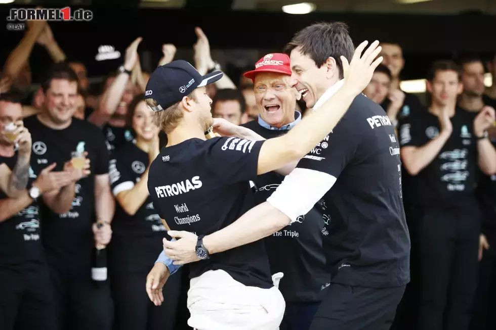 Foto zur News: Und Mercedes darf endlich die Weltmeister-T-Shirts auspacken, die man schon für Malaysia gedruckt hat. Nach Hause geht&#039;s &quot;im Dreier&quot;: Hamilton, Niki Lauda und Toto Wolff teilen sich einen Privatjet. &quot;Sagt&#039;s nicht meiner Frau, die würde das nicht so gern hören&quot;, entschuldigt Wolff seine Wortwahl. Und Rosberg? Der fliegt lieber Linie...