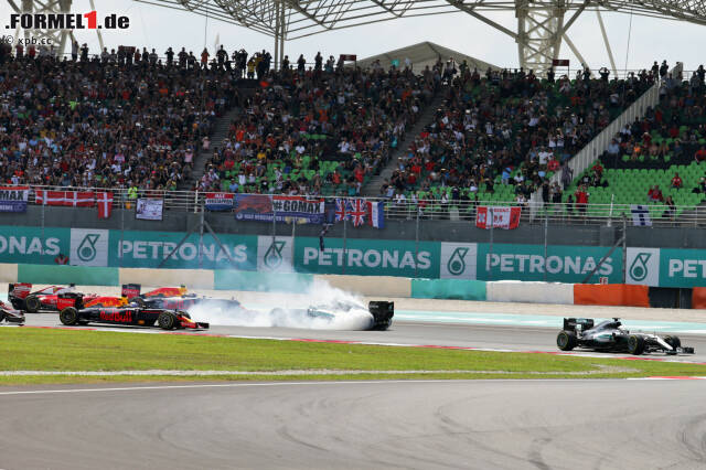 Foto zur News: ... der Ferrari-Pilot rempelt Verstappen an und schiebt Rosberg in einen Dreher. "Nico kann nichts dafür", entschuldigt sich Vettel (später auch am Telefon), stuft die Aktion aber als Rennunfall ein. Die Rennleitung sieht das anders: Rückversetzung um drei Startpositionen für Japan.