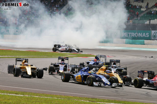 Foto zur News: Auch weiter hinten scheppert's: Daniil Kwjat schiebt Magnussens Renault von hinten an, der rutscht daraufhin in den Haas von Esteban Gutierrez. Die großen Start-Gewinner sind Esteban Ocon (Manor) und Fernando Alonso (McLaren), die je zehn Positionen gutmachen.