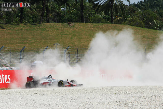 Foto zur News: Während der virtuellen Safety-Car-Phase wegen des Abflugs von Romain Grosjean (Bremsdefekt) kommen Verstappen und Rosberg zum ersten Boxenstopp. Die Rechnung geht auf: Verstappen dreht mit frischen Reifen die schnellste Runde und hat bei einem Boxenstopp-Delta von 24 Sekunden nur 16,7 Sekunden Rückstand auf Leader Hamilton.