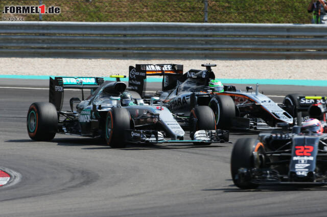 Foto zur News: Pech hat Nico Hülkenberg: Weil Force India beide Autos gleichzeitig an die Box ruft und es bei Sergio Perez harkt, muss der Deutsche warten. Für Rosberg, der eine furiose Aufholjagd startet, ist er nur Kanonenfutter. Am Ende belegt Hülkenberg Platz acht, Perez wird Sechster. Der Vorsprung auf Williams in der Konstrukteurs-WM wächst.