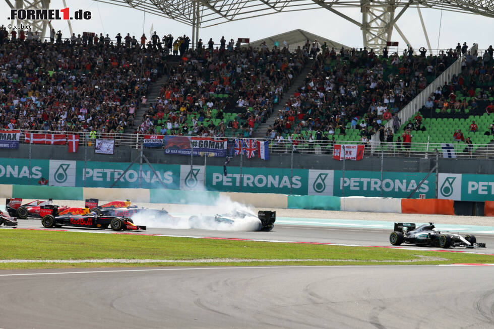 Foto zur News: ... der Ferrari-Pilot rempelt Verstappen an und schiebt Rosberg in einen Dreher. &quot;Nico kann nichts dafür&quot;, entschuldigt sich Vettel (später auch am Telefon), stuft die Aktion aber als Rennunfall ein. Die Rennleitung sieht das anders: Rückversetzung um drei Startpositionen für Japan.