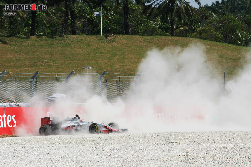 Foto zur News: Während der virtuellen Safety-Car-Phase wegen des Abflugs von Romain Grosjean (Bremsdefekt) kommen Verstappen und Rosberg zum ersten Boxenstopp. Die Rechnung geht auf: Verstappen dreht mit frischen Reifen die schnellste Runde und hat bei einem Boxenstopp-Delta von 24 Sekunden nur 16,7 Sekunden Rückstand auf Leader Hamilton.