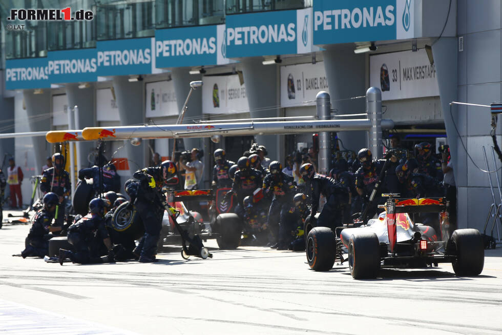 Foto zur News: Vorentscheidung im Kampf um den Sieg: Während der virtuellen Safety-Car-Phase holt Red Bull beide Autos gleichzeitig zum Reifenwechsel. Das sichert den Doppelerfolg ab, kostet Verstappen aber vier Sekunden. Ricciardo hat obendrein noch einen frischen Reifensatz, ...