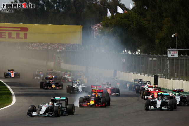 Foto zur News: Unmittelbar dahinter zieht Max Verstappen genau das gleiche Ding ab, muss aber nicht ins Gras, weil er sich stattdessen lieber bei Rosberg anlehnt. Ein grenzwertiges Manöver, besonders gegen einen Titelanwärter, aber die Rennleitung zeigt sich gnädig und spricht keine Strafe aus. Noch nicht.