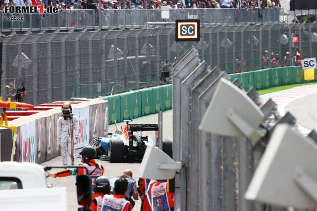 Foto zur News: Für Pascal Wehrlein ist der Grand Prix von Mexiko an 14. Stelle liegend vorbei. Ausgerechnet Lokalmatador Esteban Gutierrez schiebt ihn in der ersten Kurve in den Sauber von Marcus Ericsson hinein. Wehrlein schimpft: "Nicht das erste Mal, dass er es übertreibt." Das Safety-Car kommt auf die Strecke.