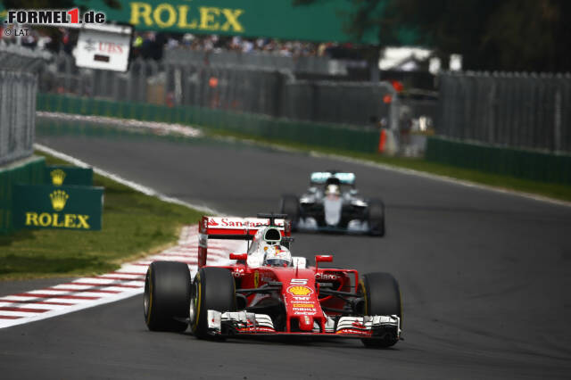 Foto zur News: Den längsten ersten Stint fährt Vettel, und nach den Mercedes-Boxenstopps zieht er in der ewigen Rangliste der meisten Formel-1-Führungsrunden am großen Alain Prost vorbei. Länger geführt als der Ferrari-Star haben jetzt nur noch Michael Schumacher, Ayrton Senna und Hamilton.