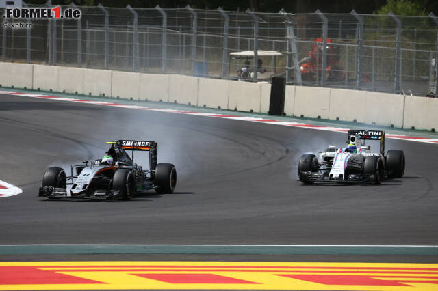 Foto zur News: Die Fans auf der Tribüne sorgen indes für die beste Stimmung der Formel-1-Saison 2016. Als ihr Held "Checo" Perez in der 25. Runde schon mal kurz am Massa-Williams vorbeisticht, bleibt vielen vor Aufregung das Herz stehen. Letztendlich wird der Mexikaner hinter dem Williams-Duo Zehnter.