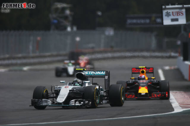 Foto zur News: Trotz der älteren Reifen macht Verstappen Druck auf Rosberg. Als sich der in Runde 50 beim Überrunden zu lange aufhält, bremst sich Verstappen an ihm vorbei - kann aber die Linie nicht halten. Es sollte seine einzige Chance auf P2 bleiben. Dahinter fahren zu dem Zeitpunkt Nico Hülkenberg und Räikkönen.