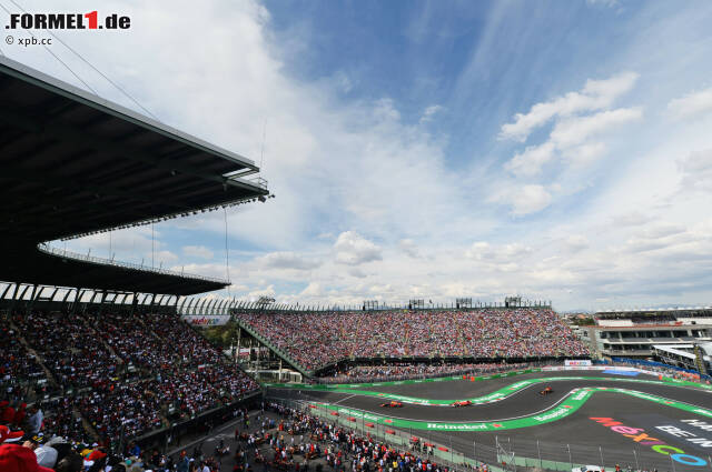 Foto zur News: Das dramatische Finish: Verstappen, Vettel und Ricciardo schieben sich immer enger zusammen. Dann verbremst sich Verstappen, Ricciardos Manöver gegen Vettel scheitert - und letztendlich fahren sie alle mit unveränderten Positionen über die Ziellinie. Noch nicht das letzte Wort in dieser Geschichte!