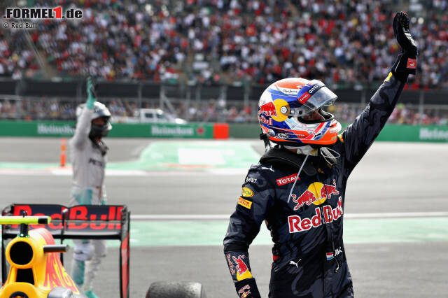 Foto zur News: Das Nachspiel: Verstappen jubelt zuerst über das Podium, wird dann aber von FIA-Mann Herbie Blash aus dem Podium-Room gezerrt. Die Rennleitung belegt ihn für das Abkürzen vor Vettels Nase mit einer Fünf-Sekunden-Zeitstrafe. Damit fällt er von P3 auf P5 zurück.